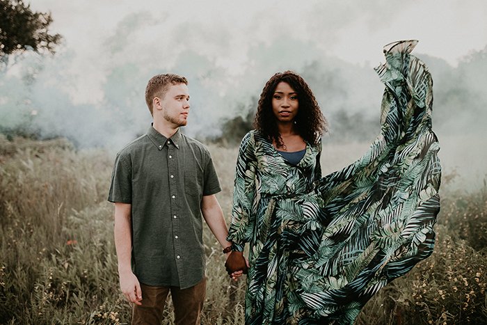 un, pareja, afilar, manos, en, un, campo