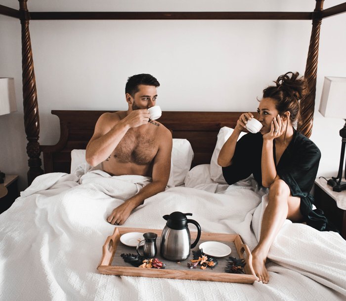 un, pareja, bebida, café, en cama, juntos