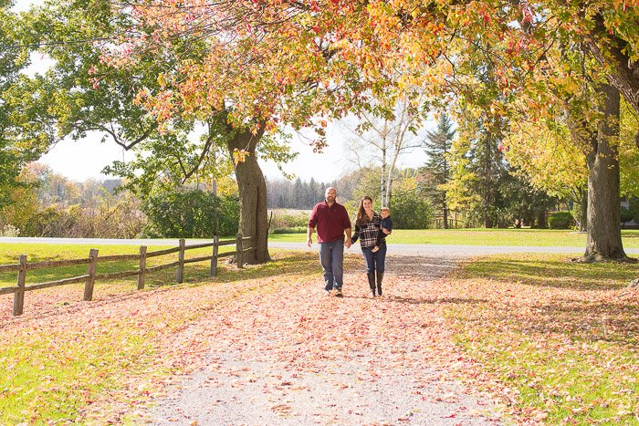 Ideas de retratos familiares de una pareja caminando casualmente a través de un espacio escénico