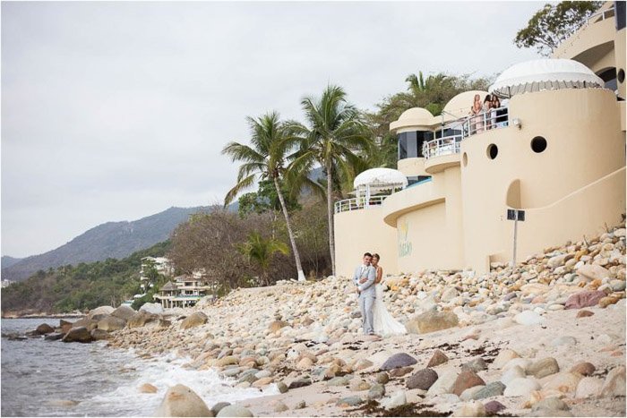 Hermoso retrato de boda de la pareja abrazándose en una playa tropical