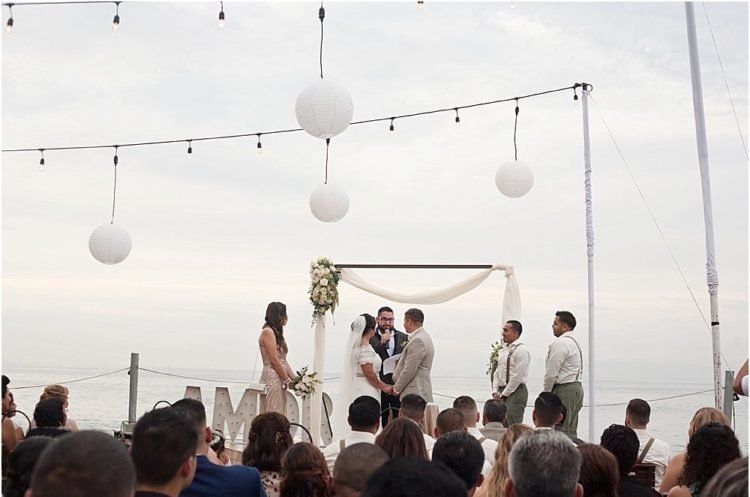 Un servicio de bodas al aire libre