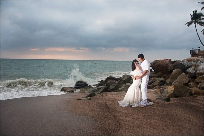 Hermoso retrato de boda de la pareja posando en una playa