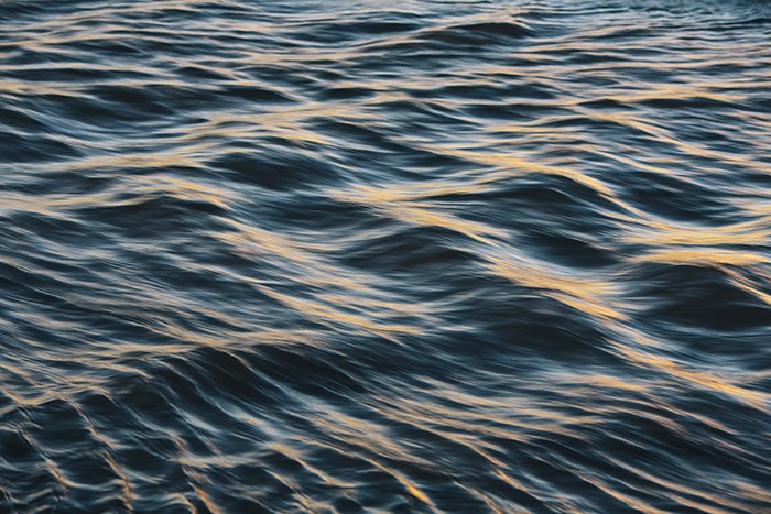 Detalle de la luz del sol reflejada en pequeñas olas.