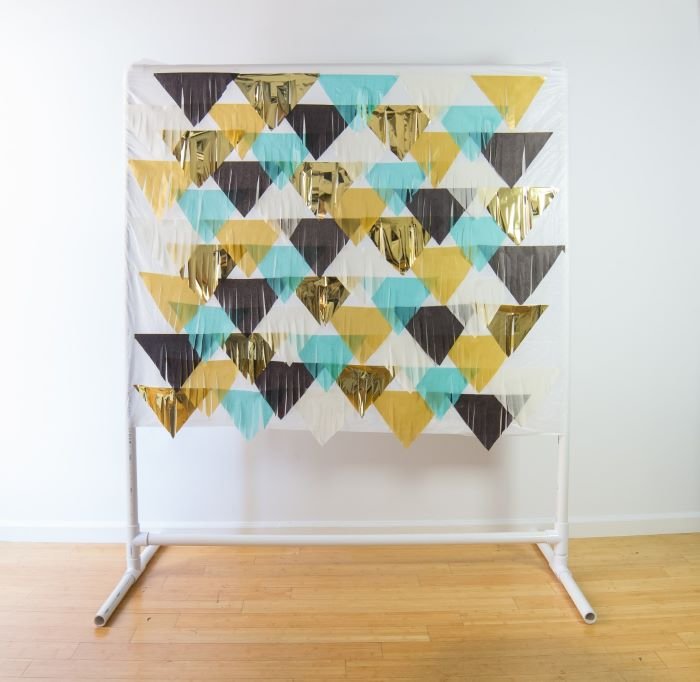 Un soporte de fondo con un fondo de material con flecos.