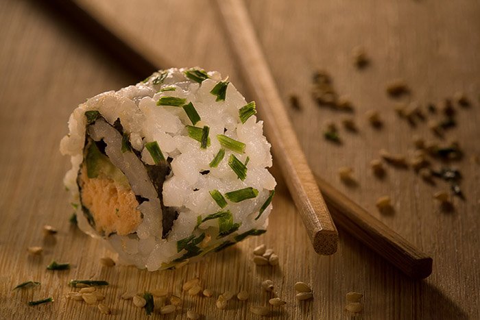 Un primer plano de un rollo de sushi con iluminación de estudio de fotografía de bricolaje