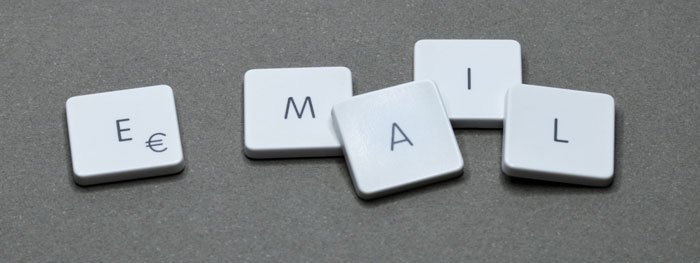 Cuatro botones de teclado que deletrean 'email'
