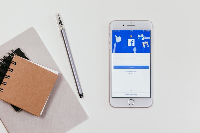Un smartphone con Facebook en la pantalla