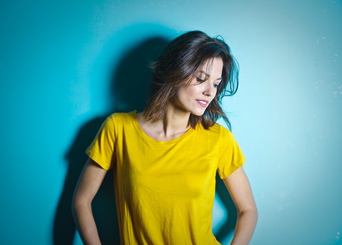 Una bella modelo posando para un fotógrafo.