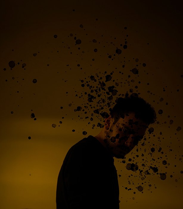 Retrato artístico de un modelo masculino.