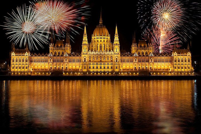 Fuegos artificiales sobre el edificio del parlamento húngaro en Budapest