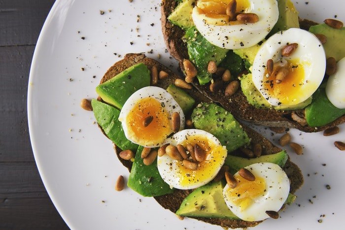 Foto de comida plana de ensalada de huevo con tostadas