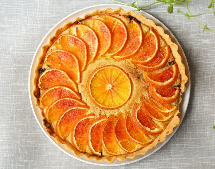 Una foto plana de una deliciosa tarta de cítricos
