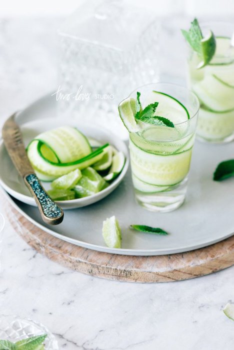 primer plano de bebidas con finas rodajas de pepino y menta