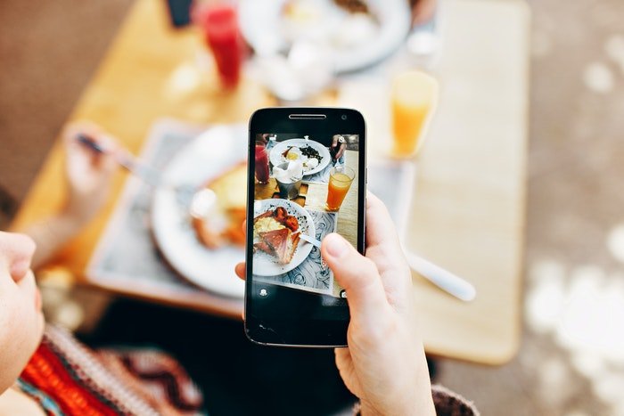 Un teléfono inteligente que se utiliza para capturar fotografías de alimentos