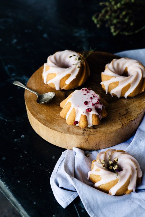 Pasteles helados en una tabla de madera: ejemplos de fotografía de alimentos