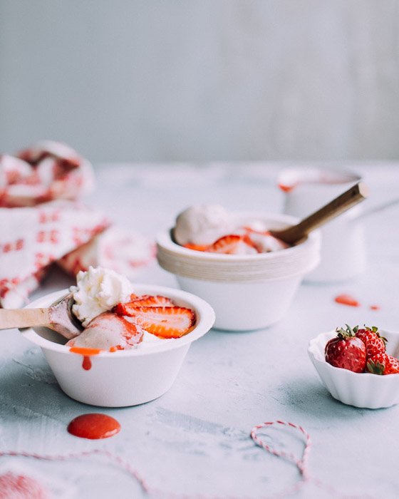 Cuencos de fresas y helado sobre un fondo blanco - ejemplos de fotografía de alimentos