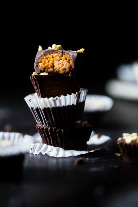 Deliciosos muffins de chocolate sobre un fondo oscuro - ejemplos de fotografía de alimentos