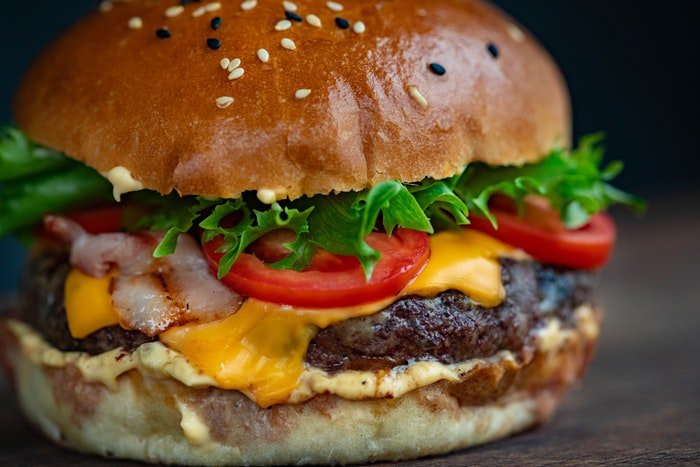 un primer plano de una deliciosa hamburguesa con trucos de estilo de comida