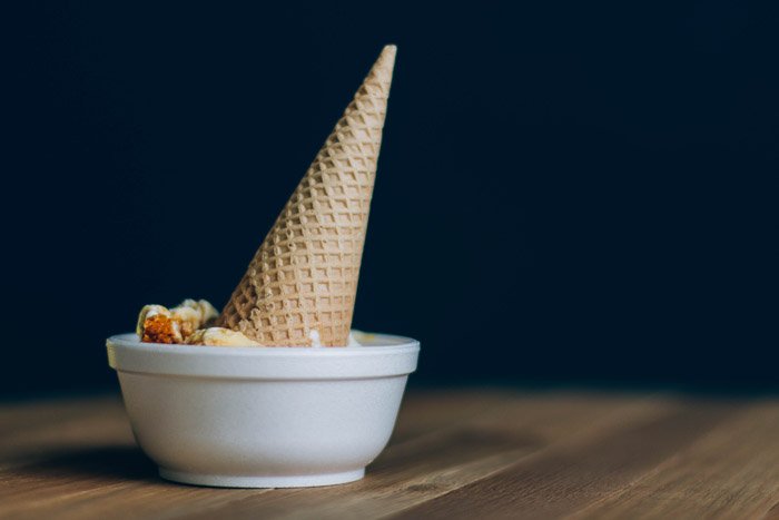Ideas de diseño de alimentos: un cono de helado al revés en un tazón contra un fondo oscuro