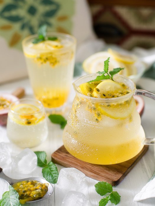 Trucos de estilo de comida: foto de comida brillante y aireada de una jarra de limonada fresca y vasos