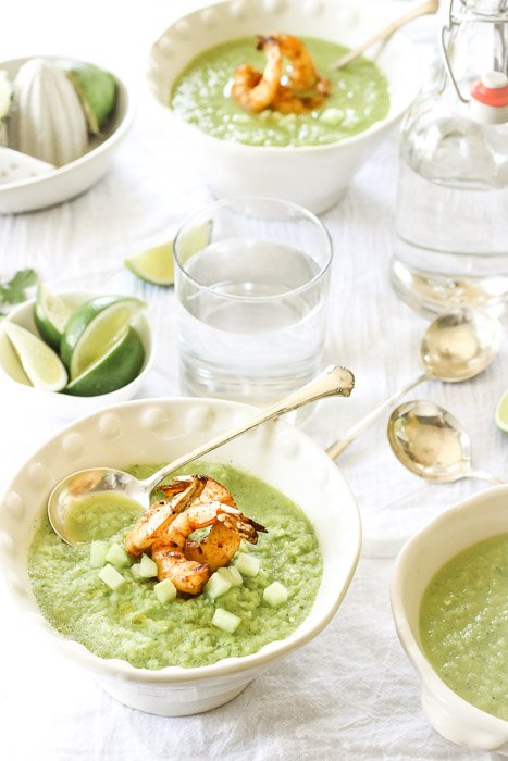Estilo de comida: una sesión de fotos brillante y fresca de una configuración de almuerzo que incluye sopa verde con peones