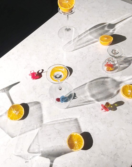 foto de una mesa con vasos y rodajas de limón desde el ángulo holandés