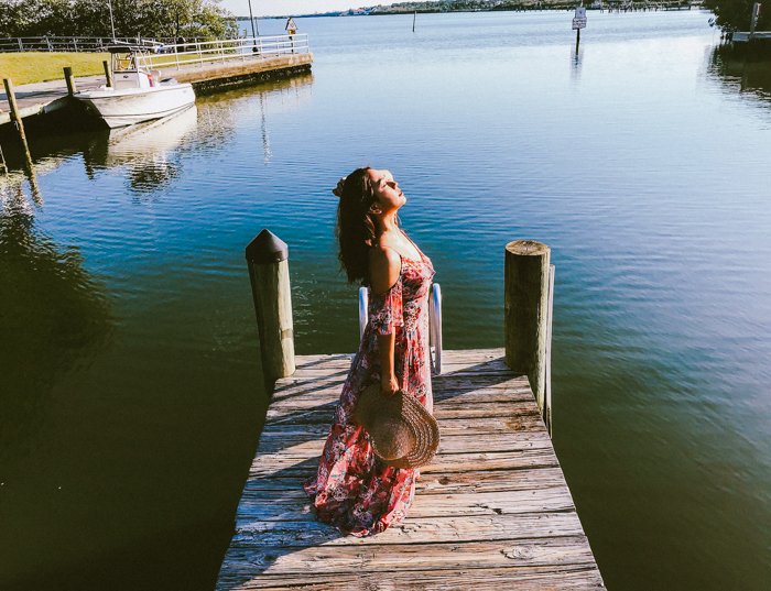 Foto de una niña en una plataforma tomada desde un marco de ángulo superior dentro de un marco