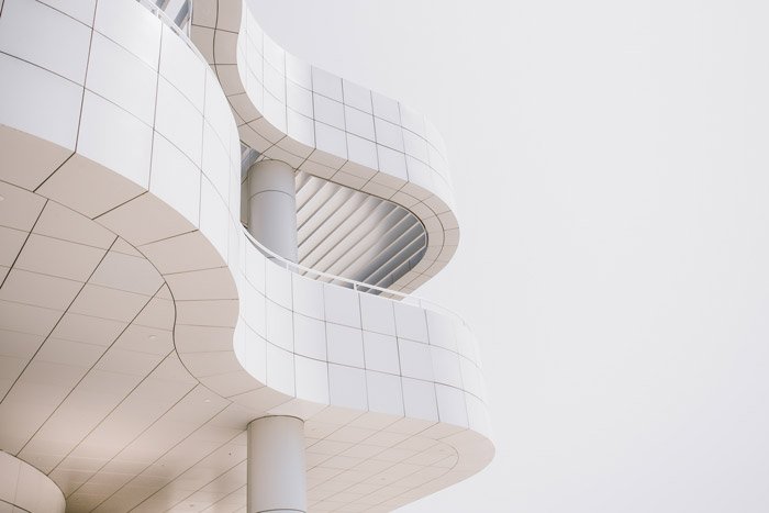 Detalle de un edificio de arquitectura modernista de formas geométricas
