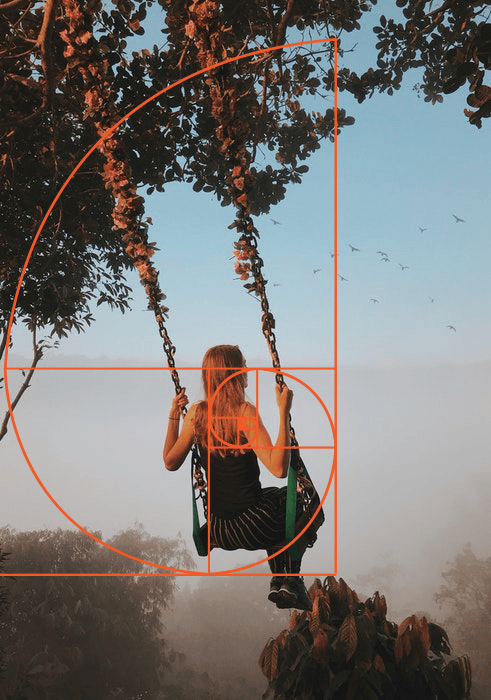 Una foto de una niña en un columpio superpuesta con una cuadrícula de composición de proporción dorada