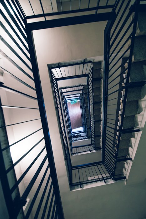 Una escalera tomada desde abajo