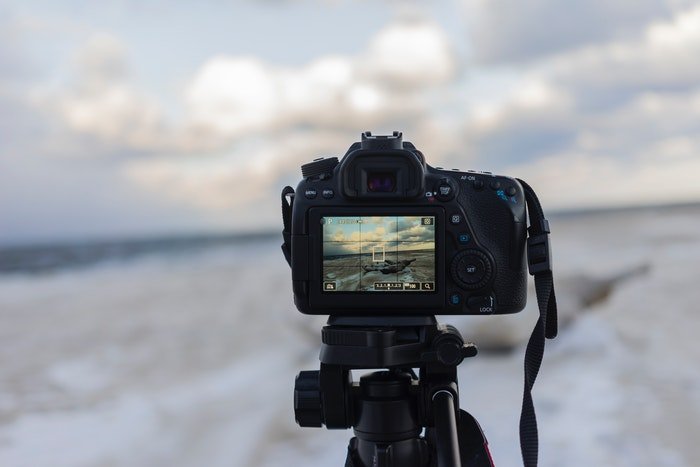 Una cámara DSLR tomando una imagen de paisaje