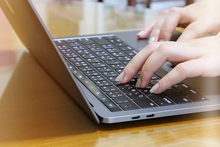 Escribiendo en el teclado de la computadora portátil.