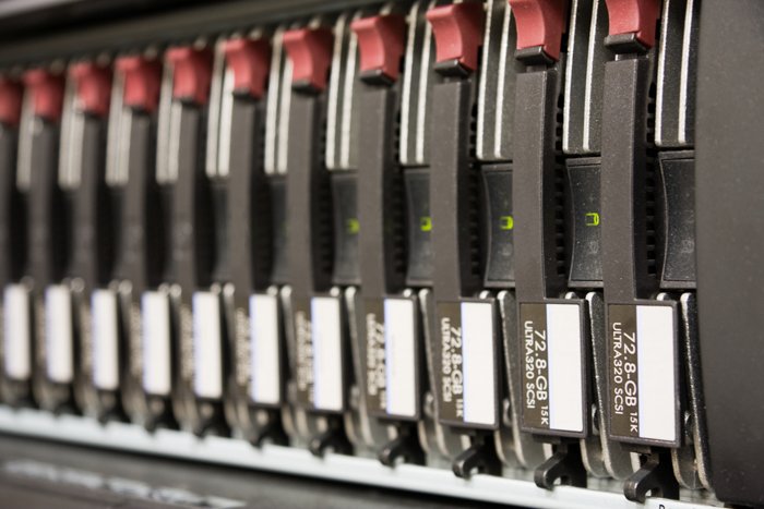 Foto de matriz redundante de discos independientes