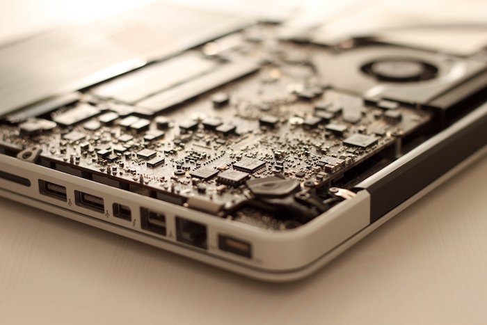 disco duro abierto para que pueda ver la placa base