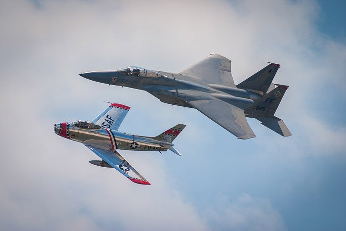Dos aviones en pleno vuelo.