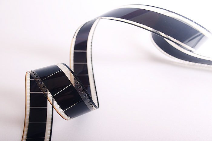 Una tira nagtiva de fotografía cinematográfica sobre fondo blanco: cómo convertirse en un fotógrafo exitoso