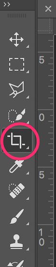 Un primer plano de la herramienta de recorte en Photoshop