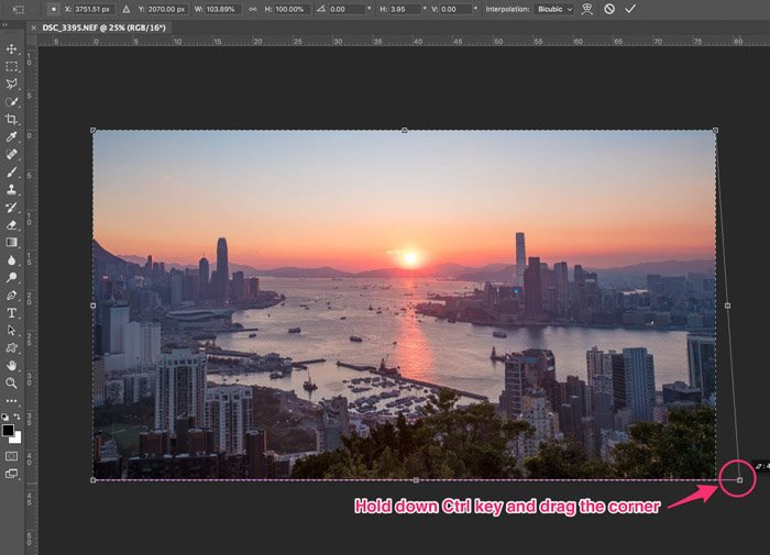 Captura de pantalla de la elección de la herramienta de transformación para recortar fotografías en Photoshop