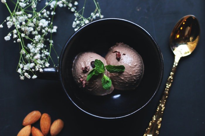 Foto plana de helado afrutado e ingredientes.