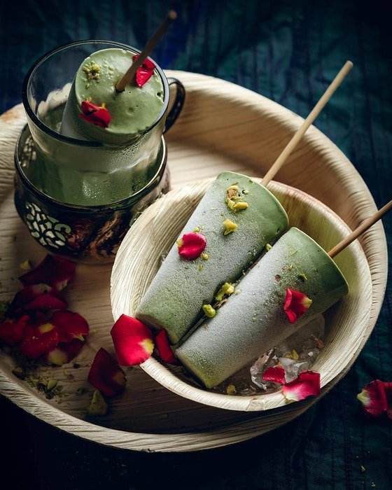 Paletas de helado de pistacho e ingredientes