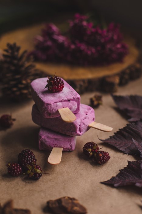 Una pila de cono de helado afrutado e ingredientes