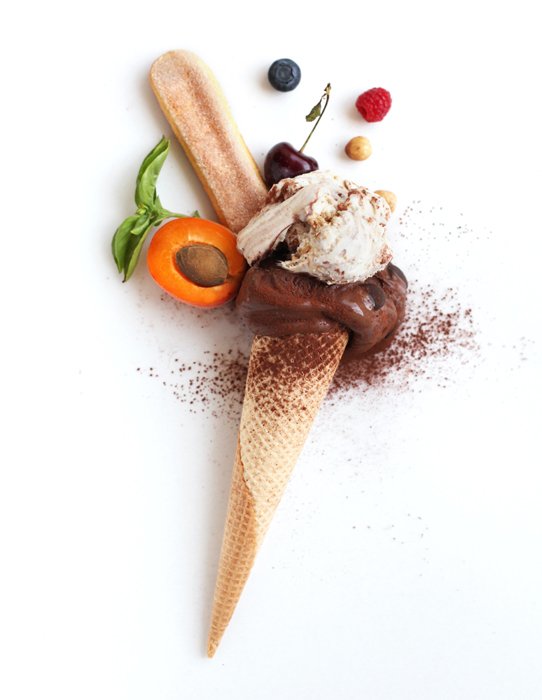 Foto plana de cono de helado de chocolate e ingredientes