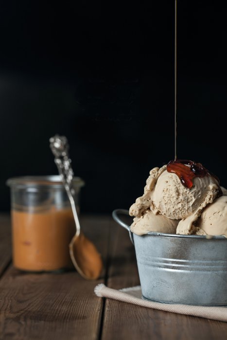 Se vierte caramelo en un helado
