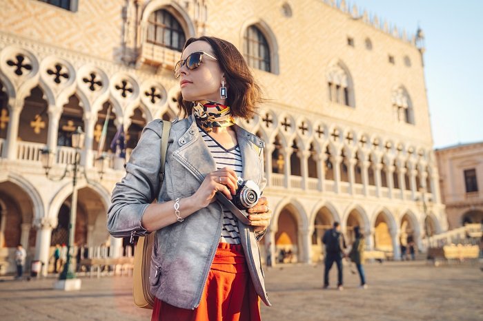 fotógrafa en una plaza de Venecia