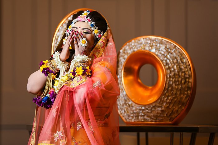 Hermoso retrato de boda de una novia india posando con traje tradicional - fotografía de boda india