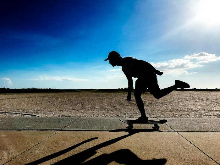 La silueta de un skater en acción tomada con ráfagas de fotos de iPhone