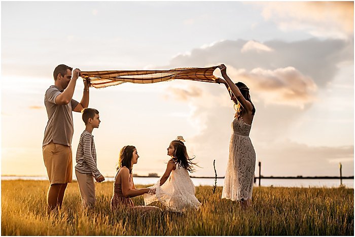 Foto de una familia al aire libre al atardecer por Lennon Photography