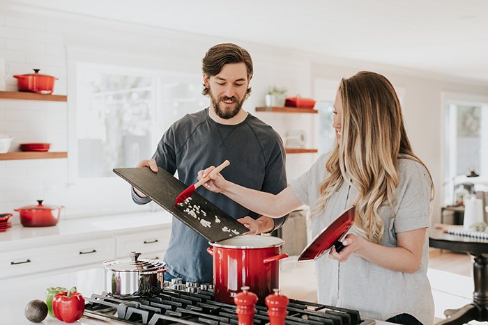 Retrato de estilo de vida casual de una pareja cocinando juntos