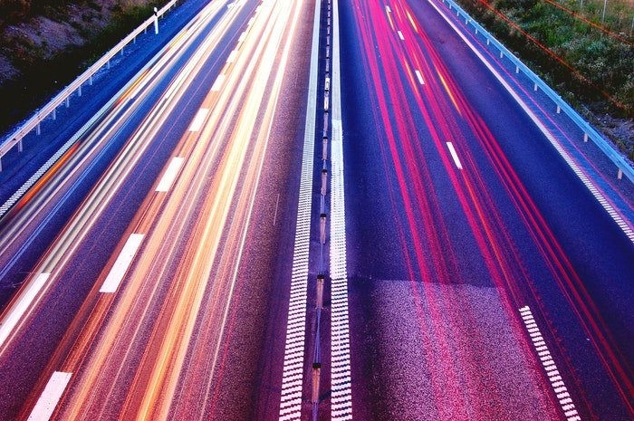 Estela de luz de color de los coches en una autopista muy transitada