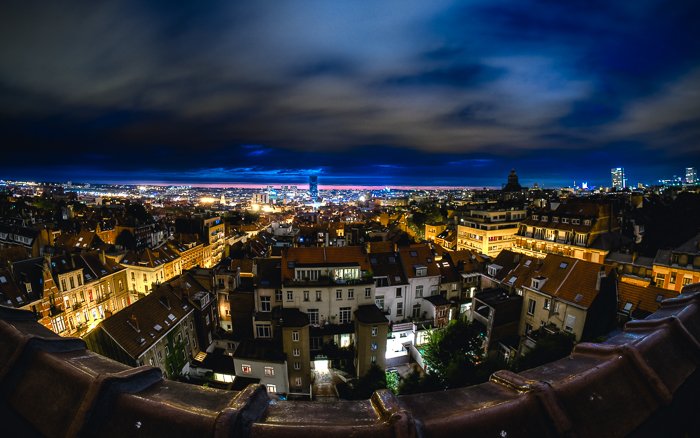 Toma de ángulo alto de un paisaje urbano en la noche